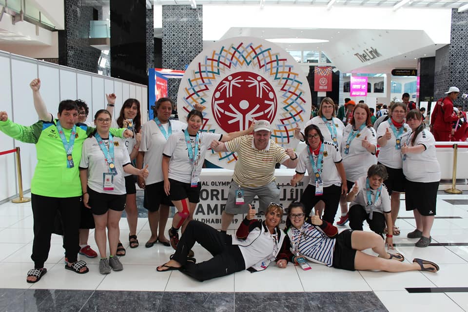 Ilona Kister in einer Coaching-Sitzung, die Balance und Achtsamkeit als Teil ihrer ganzheitlichen Leadership-Ansätze vermittelt.