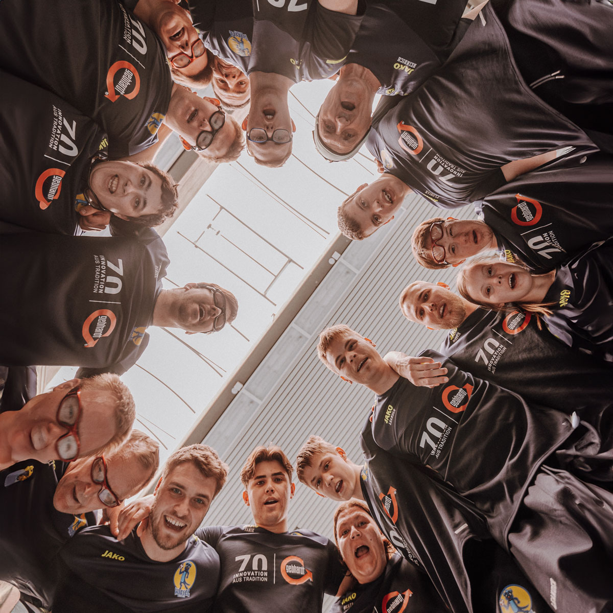 Wiesel_Teams_Header Ilona Kister in einer Coaching-Sitzung, die Balance und Achtsamkeit als Teil ihrer ganzheitlichen Leadership-Ansätze vermittelt.