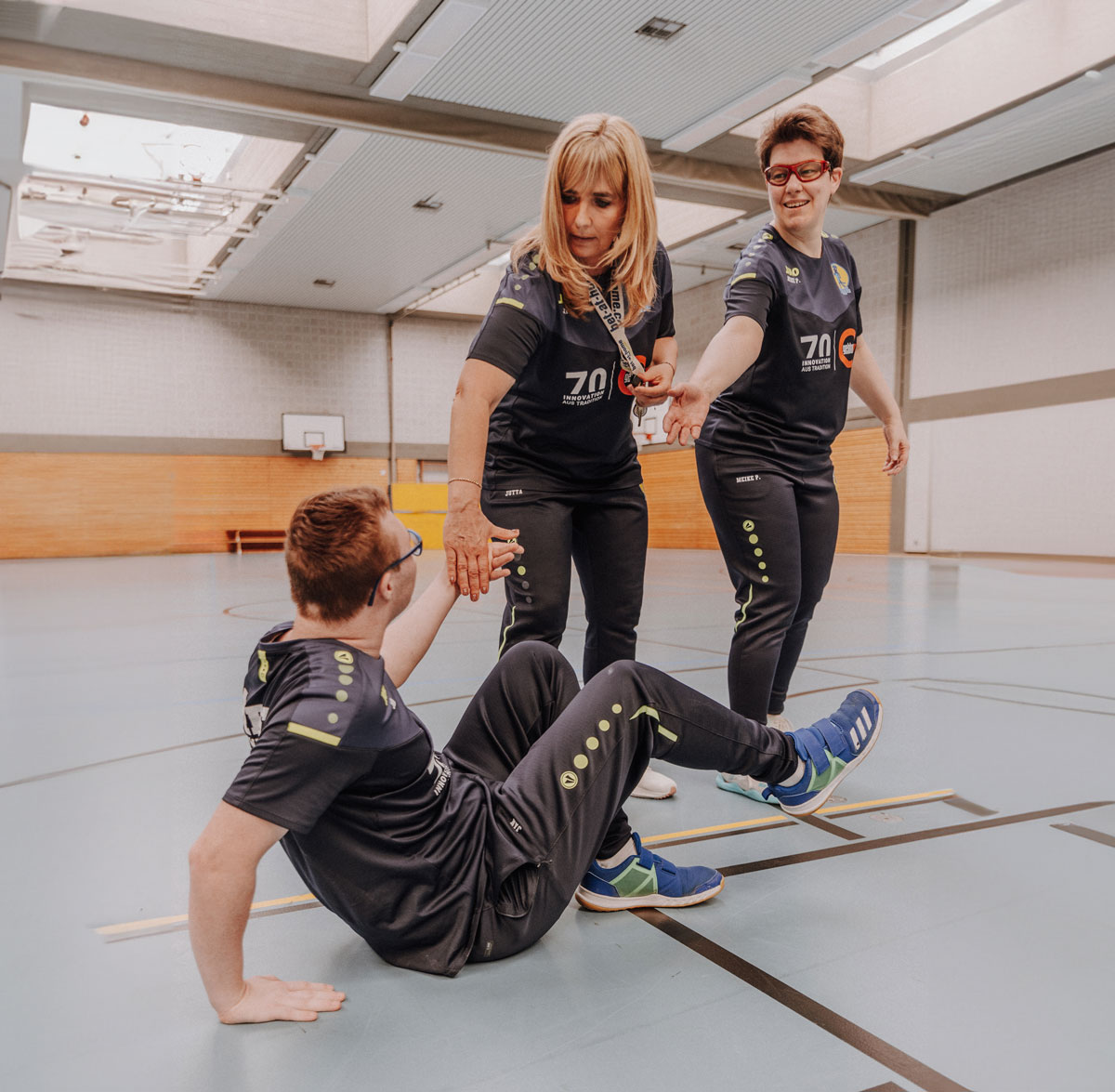 Wiesel_Trainer_Header Ilona Kister in einer Coaching-Sitzung, die Balance und Achtsamkeit als Teil ihrer ganzheitlichen Leadership-Ansätze vermittelt.