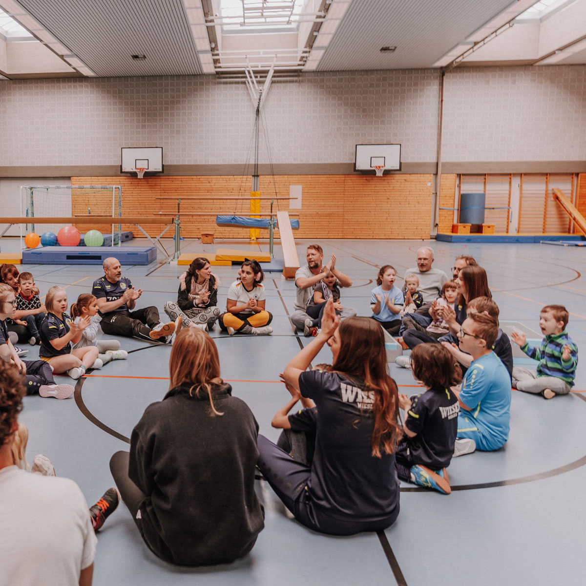 Wiesel_Ueber_uns_Header Ilona Kister in einer Coaching-Sitzung, die Balance und Achtsamkeit als Teil ihrer ganzheitlichen Leadership-Ansätze vermittelt.